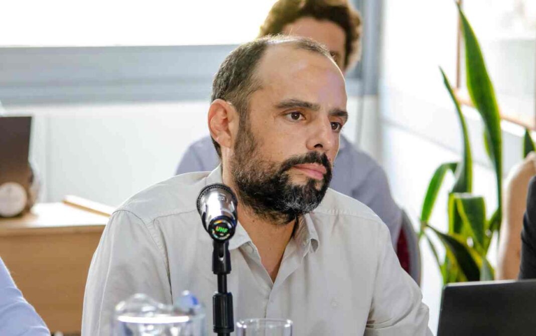 Martín Malgá, subsecretario de Salud Mental, expone en la Legislatura de La Pampa.