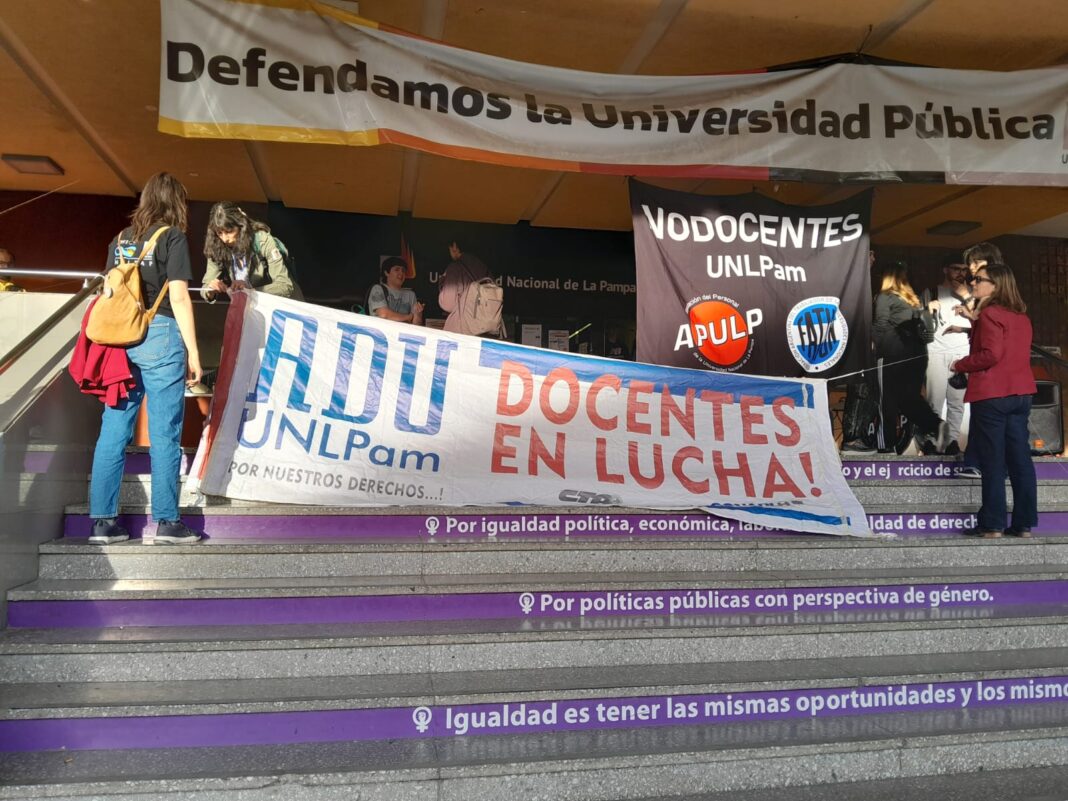 Manifestación de docentes y estudiantes universitarios en reclamo por financiamiento educativo.