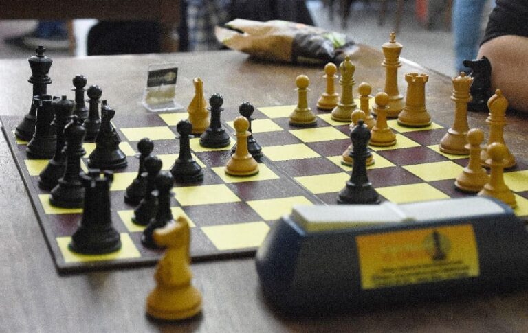 Participantes compitiendo en el Torneo de Ajedrez DAFAS en el Club El Círculo de Santa Rosa, La Pampa.