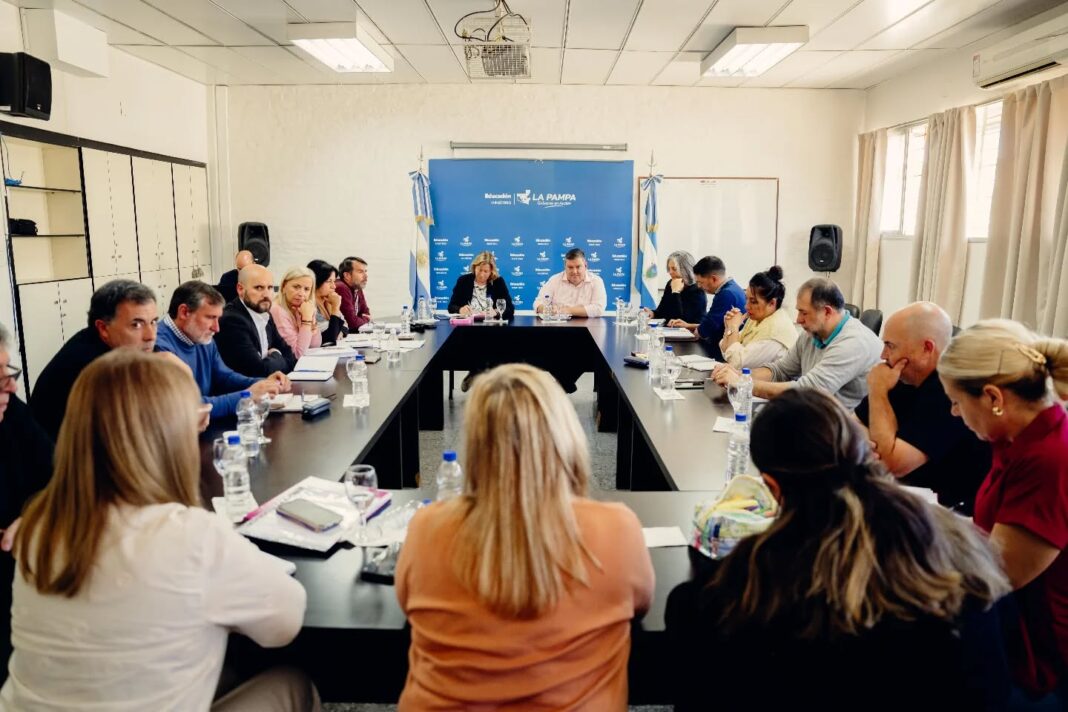 Mesa de negociación paritaria entre gremios docentes y gobierno de La Pampa