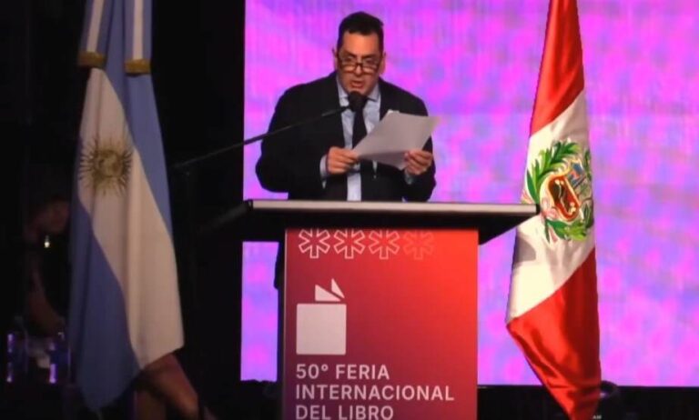 Público abucheando al secretario de Cultura en la Feria del Libro