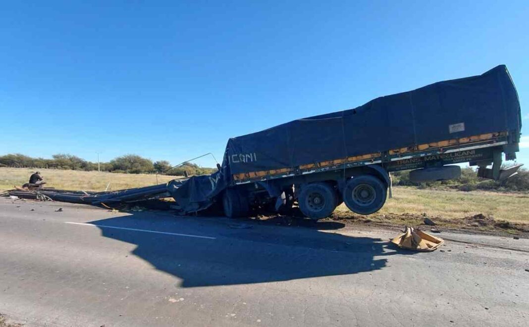 Efectivos policiales y de salud trabajando en el lugar del accidente entre dos camiones en un cruce de rutas pampeanas.