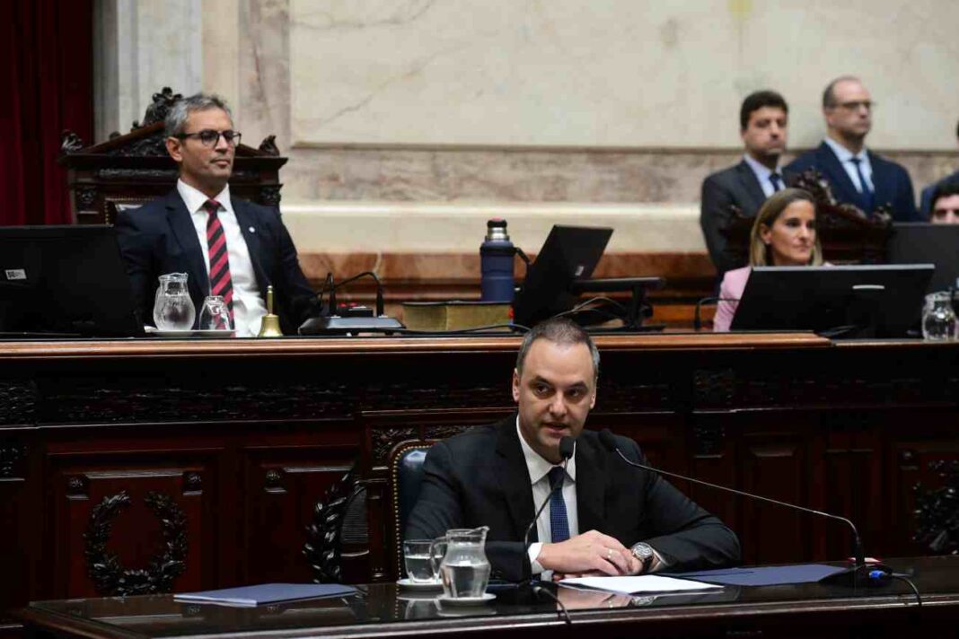 Manuel Adorni hablando en el Congreso de la Nación