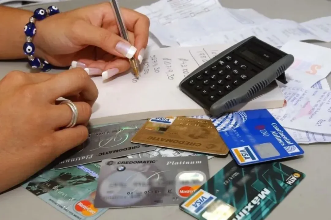 Gráfico de morosidad en créditos personales y tarjetas de crédito en febrero de 2026