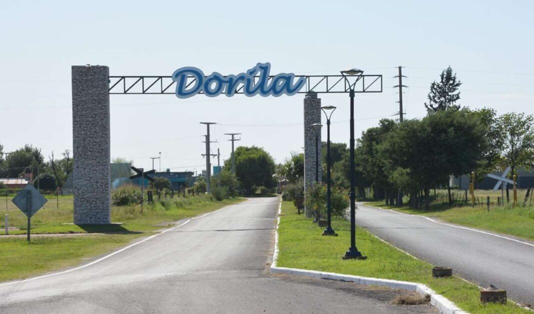 Cartel de promoción del PampaDocFest y banderas de distintas colectividades en un campo pampeano.