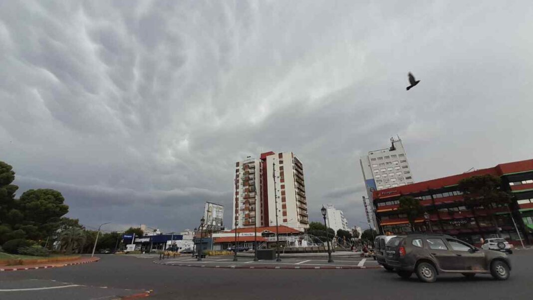 Mapa del pronóstico del tiempo mostrando alerta por tormentas en La Pampa