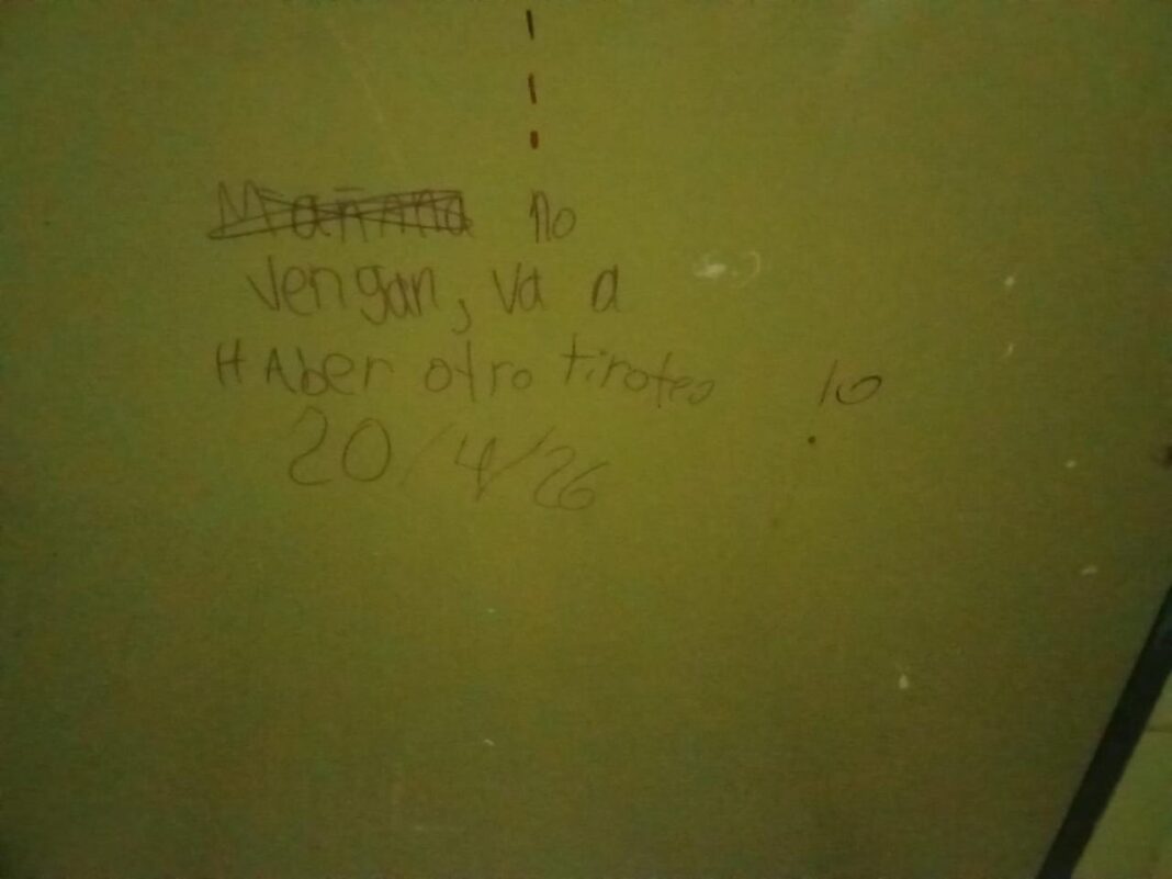 Imagen ilustrativa de una escuela con cartel de advertencia sobre amenazas en La Pampa