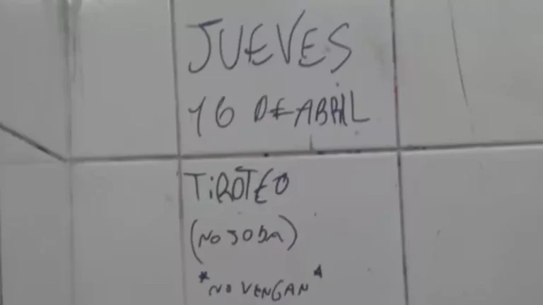 Fachada de un colegio en Santa Rosa, La Pampa, con presencia policial simbólica