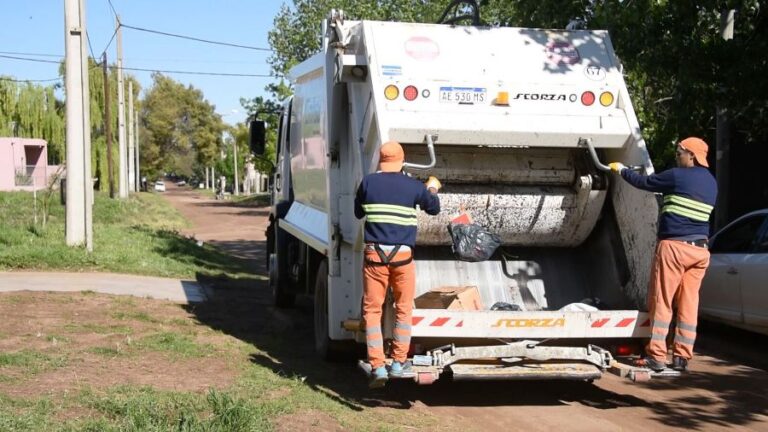 Colectivo del transporte urbano de Santa Rosa circulando por la ciudad