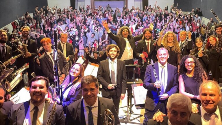 Integrantes de la Banda Sinfónica de La Pampa durante un ensayo o presentación.