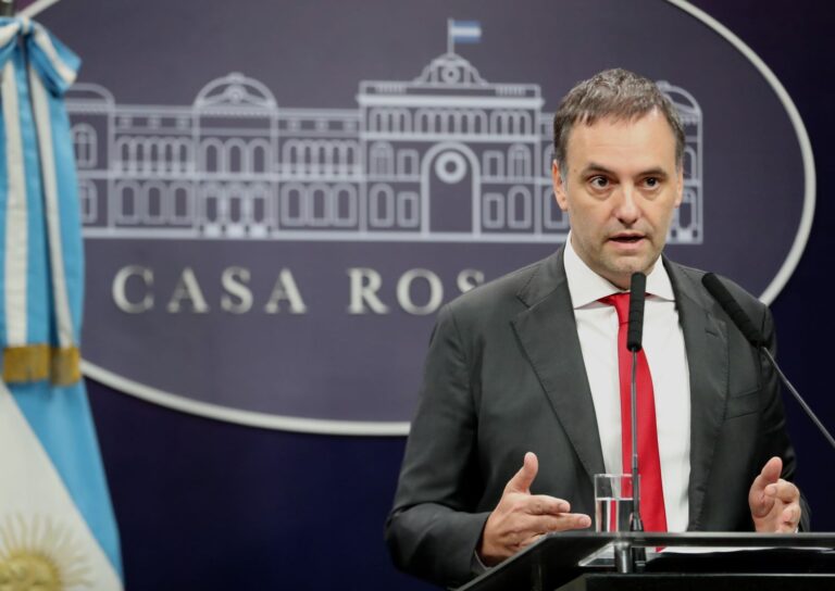 Fotografía de Nicolás Márquez, biógrafo presidencial, y Manuel Adorni, Jefe de Gabinete.