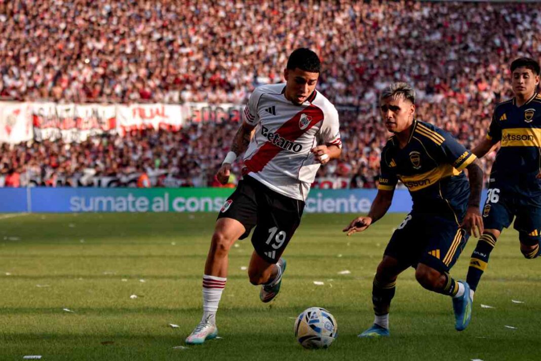 Jugadores de Boca Juniors y River Plate durante el Superclásico en el estadio Monumental.