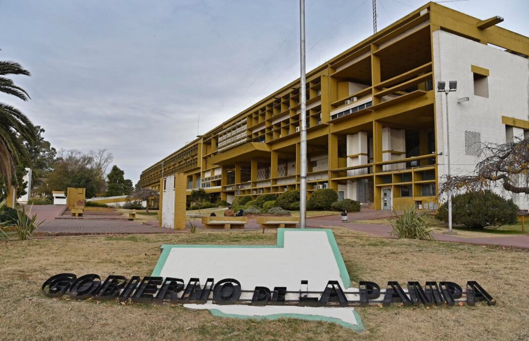 Gráfico ilustrativo de finanzas públicas y mapa de la provincia de La Pampa