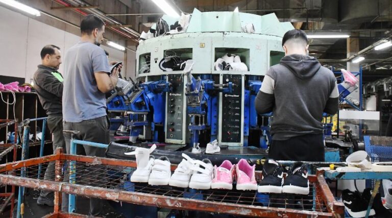 Fachada de la planta de Calzatex en el Parque Industrial de Santa Rosa