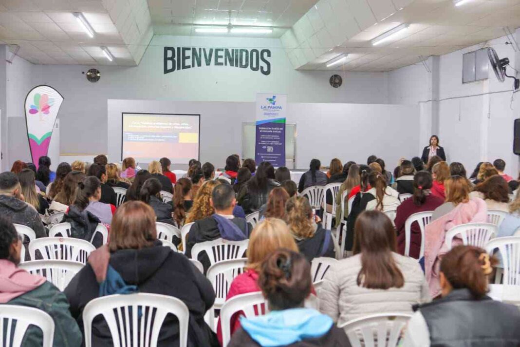 Participantes en la primera clase de la capacitación en cuidados en el centro de jubilados del barrio Pacífico, General Pico.