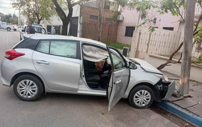 Vehículo accidentado en la calle Alvear de Santa Rosa tras choque en cadena