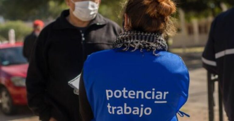 Personas reunidas en el Concejo Deliberante de La Pampa debatiendo sobre el programa Volver al Trabajo