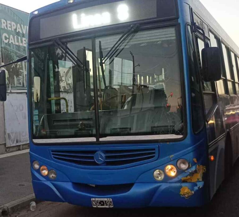 Colectivo de la línea 8 del Emtup chocado contra una camioneta en Santa Rosa