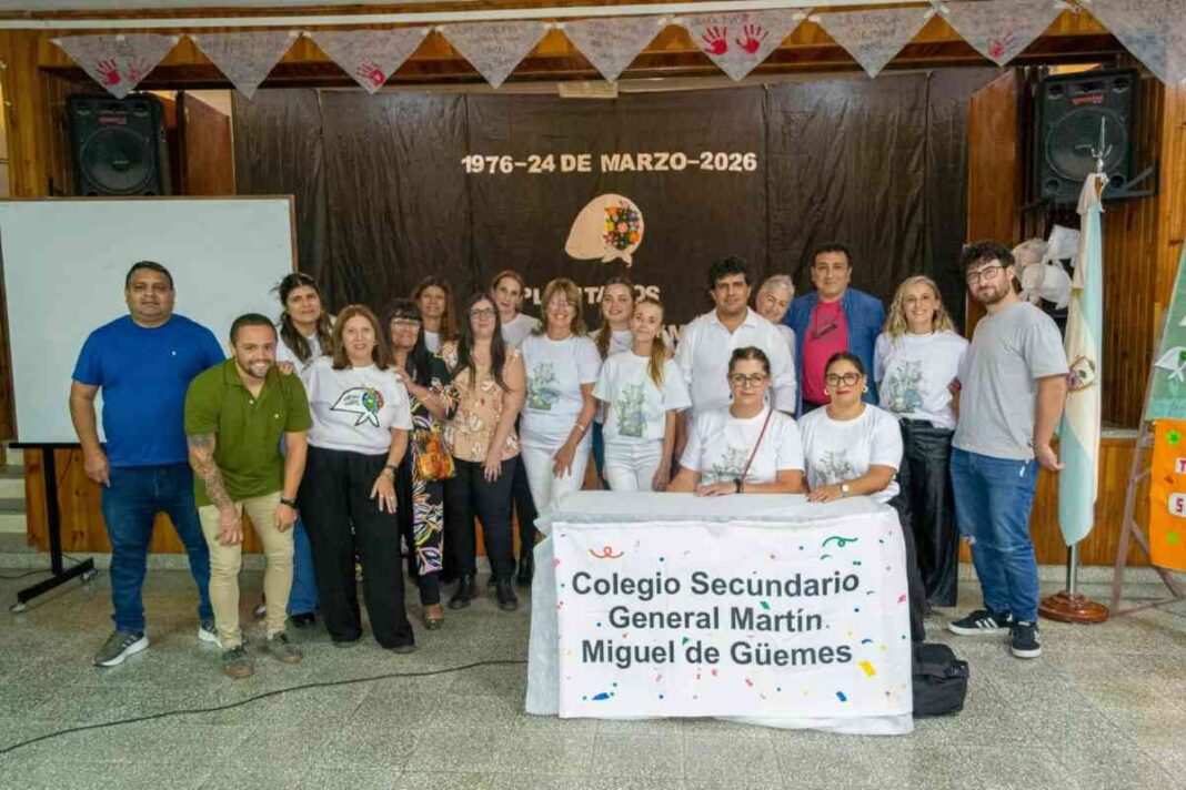 Estudiantes y docentes participan en una jornada educativa por la Memoria en el Colegio Martín Miguel de Güemes de Miguel Cané, La Pampa.