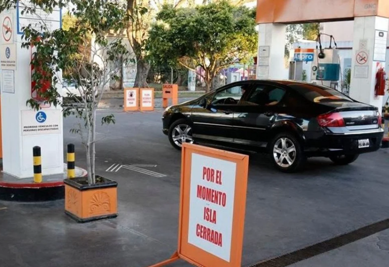 Estación de servicio de GNC en La Pampa con cartel de corte de suministro