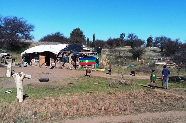 Personas reunidas en la Plaza San Martín de Santa Rosa durante una asamblea pública.