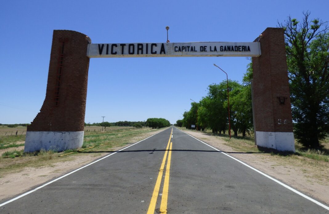Ilustración de una balanza de la justicia con el mapa de La Pampa de fondo.