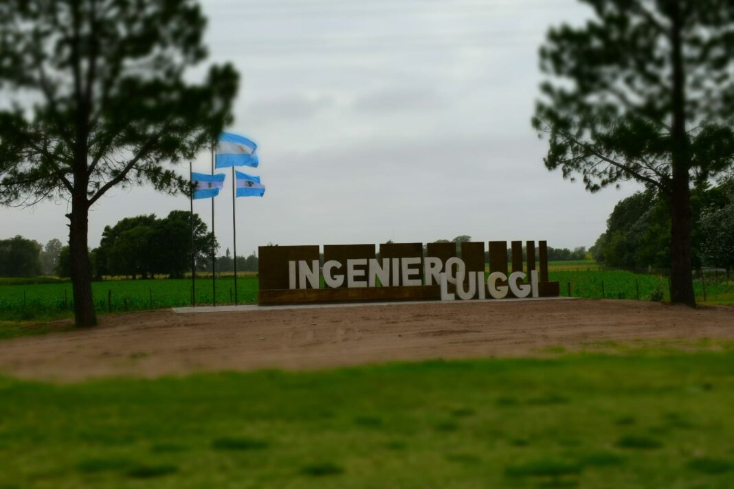 Ilustración de una tarjeta de crédito con un símbolo de advertencia, representando un caso de fraude.