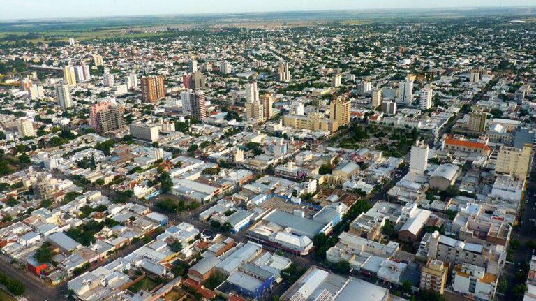 Grupo de personas caminando por la avenida Luro y Argentino Valle en Santa Rosa, hacia la reserva Los Caldenes