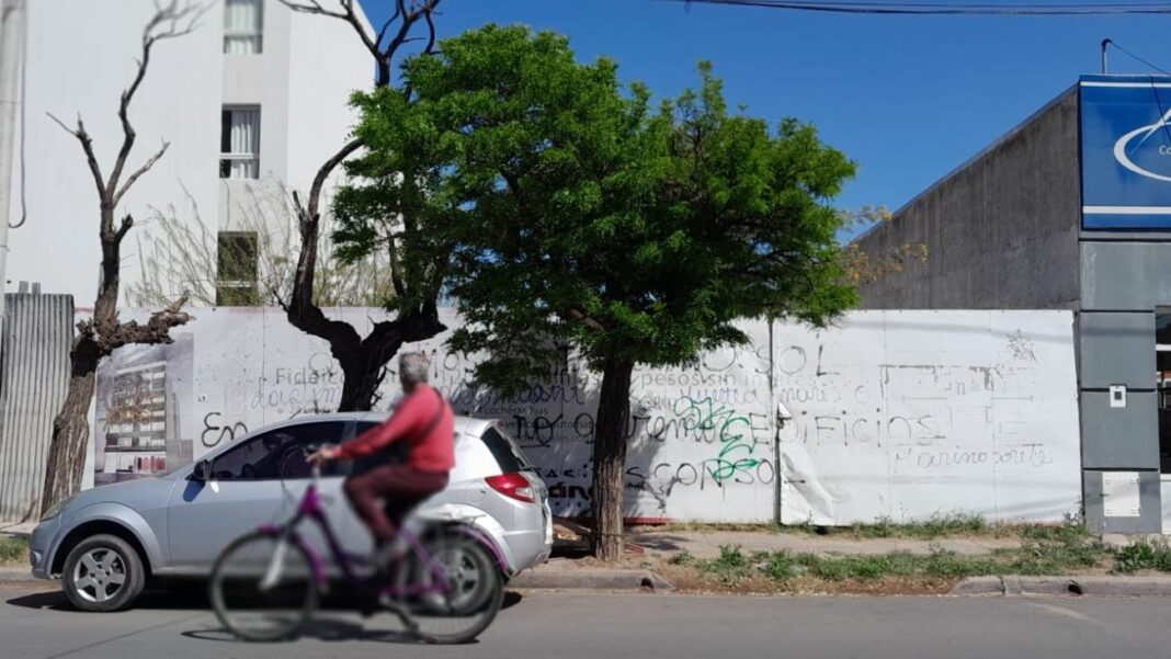 Ilustración de una balanza de justicia frente a un edificio en construcción.