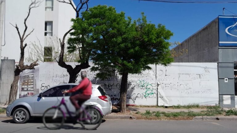 Ilustración de una balanza de justicia frente a un edificio en construcción.