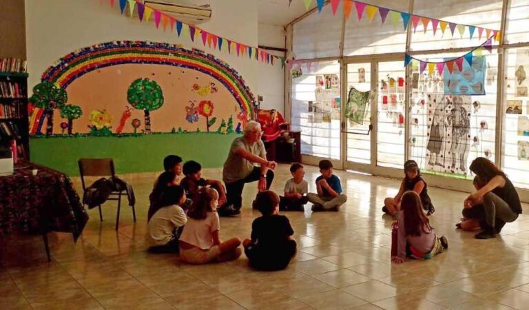 Niños participando en un taller recreativo en una biblioteca popular de La Pampa