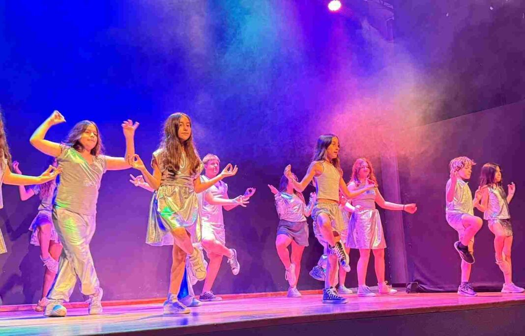 Ensamble musical presentándose en un barrio de General Pico durante el ciclo Cultura en territorio.