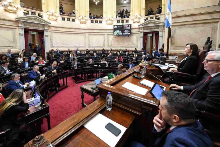 Grupo de legisladores argentinos en un entorno académico, representando el viaje a la Universidad de Harvard.