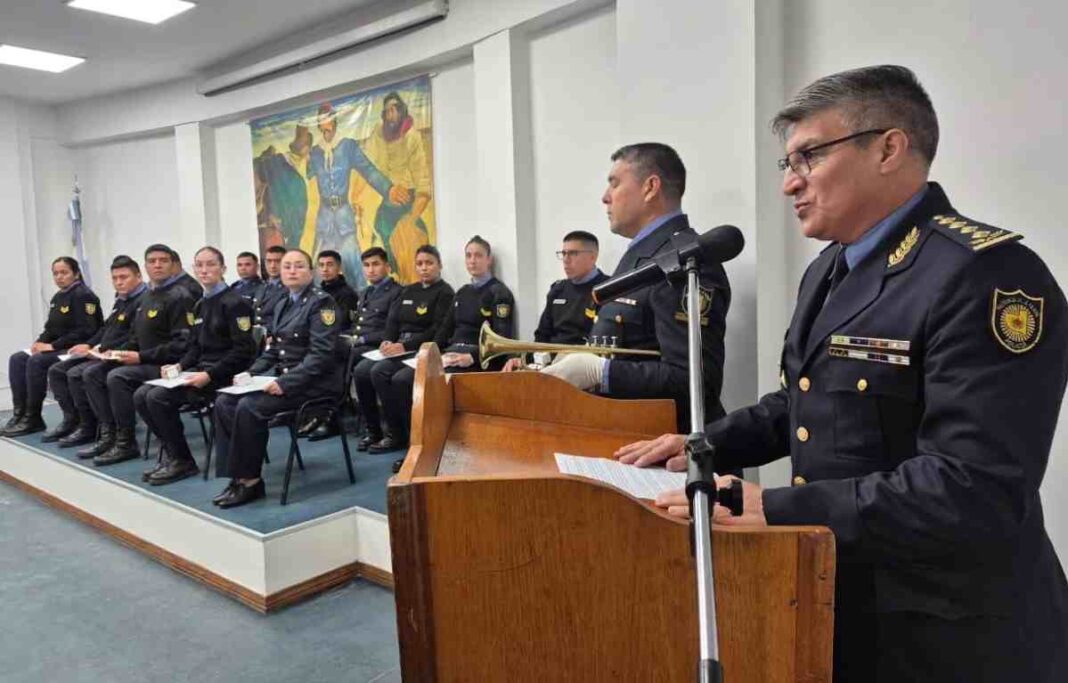 Autoridades y efectivos de la Policía de La Pampa durante el acto de homenaje por el Día Nacional de la Policía.