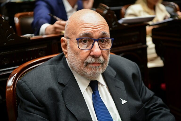 Diputados en sesión discutiendo proyectos de ley