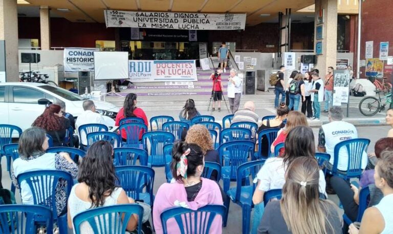 Docentes durante la clase pública frente a la sede de la Universidad Nacional de La Pampa en Santa Rosa.