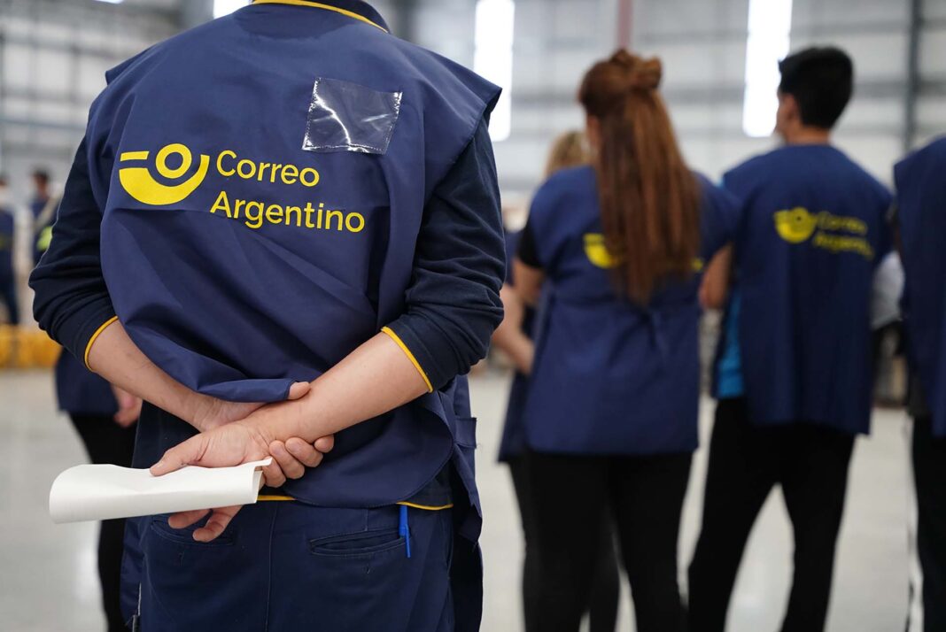 Trabajadores del Correo Argentino protestando con carteles