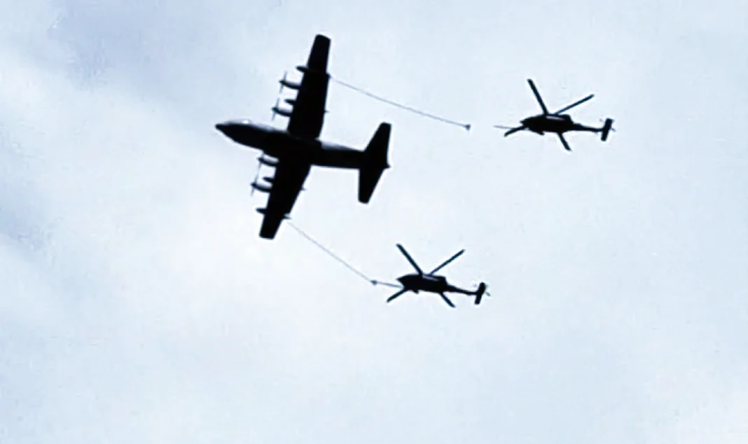 Ilustración de un avión de combate F-15E en vuelo sobre un paisaje desértico.