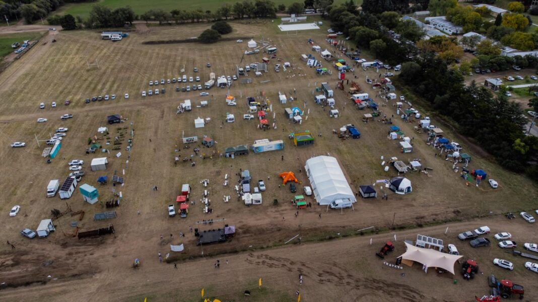 Vista aérea del Campo Universitario en Santa Rosa, sede de la Expo Dinámica 2026, con stands y maquinaria agrícola.