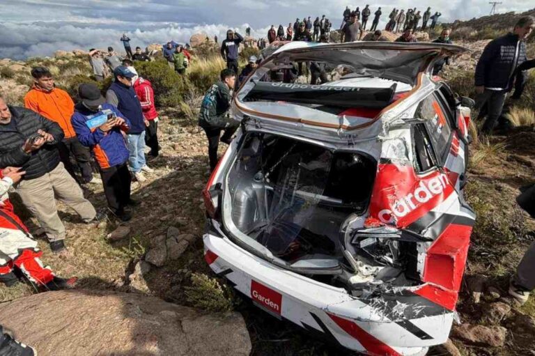 Vehículo de rally y servicios de emergencia en el lugar del accidente en Mina Clavero, Córdoba.