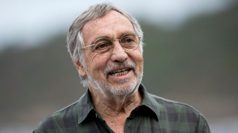 Retrato del actor Luis Brandoni sonriendo.
