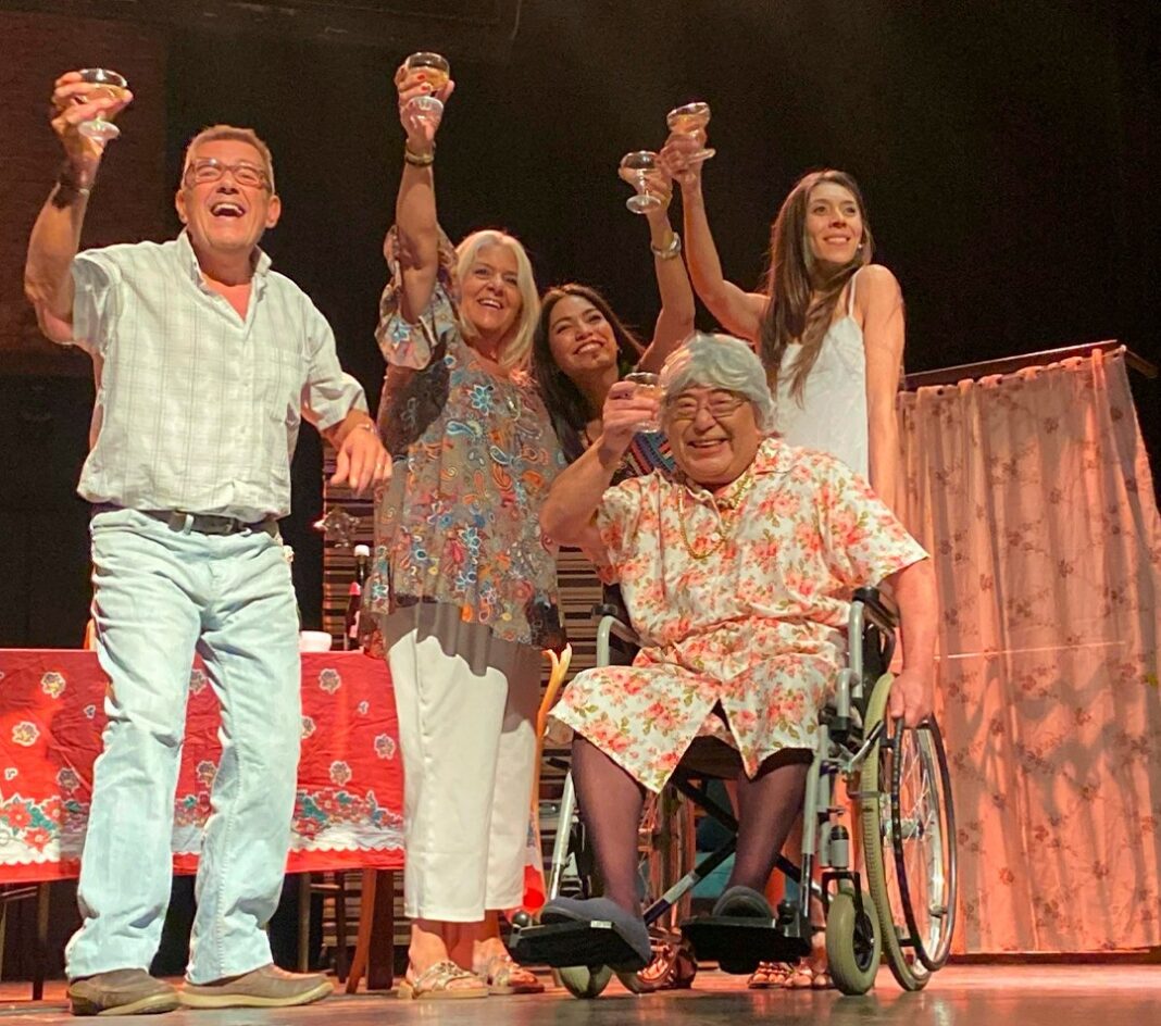 Cartel o escena de una de las obras del Festival del Humor de Otoño en el teatro de la Attp, La Pampa.