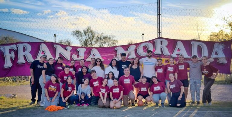 Logotipo de la Universidad Nacional de La Pampa y estudiantes en el campus
