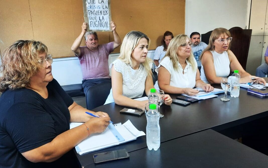 Representantes del gobierno y gremios docentes en reunión de negociación paritaria