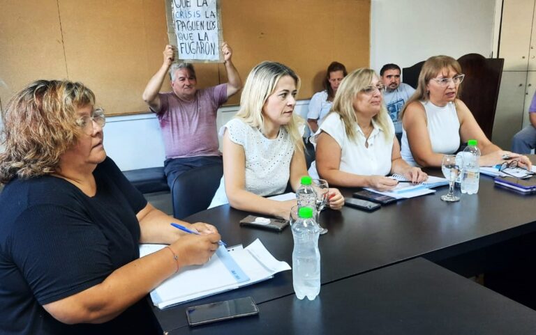 Representantes del gobierno y gremios docentes en reunión de negociación paritaria