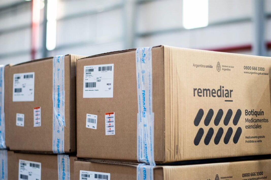 Ilustración de un botiquín de primeros auxilios y medicamentos sobre un mapa de la provincia de La Pampa.