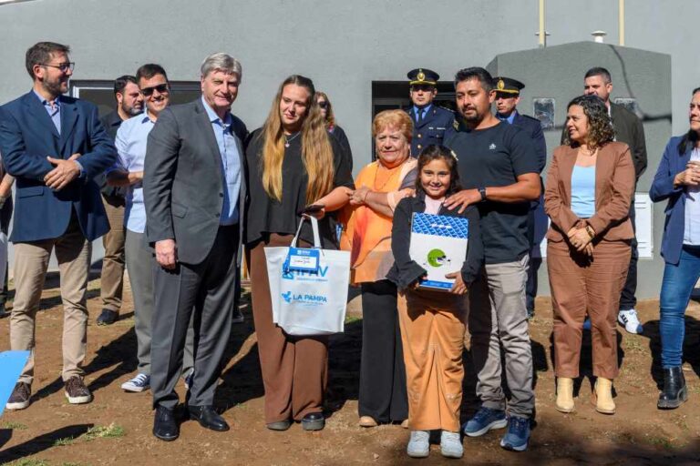 Gobernador Sergio Ziliotto e intendenta Susana Bazán en acto de entrega de viviendas en Telén, La Pampa