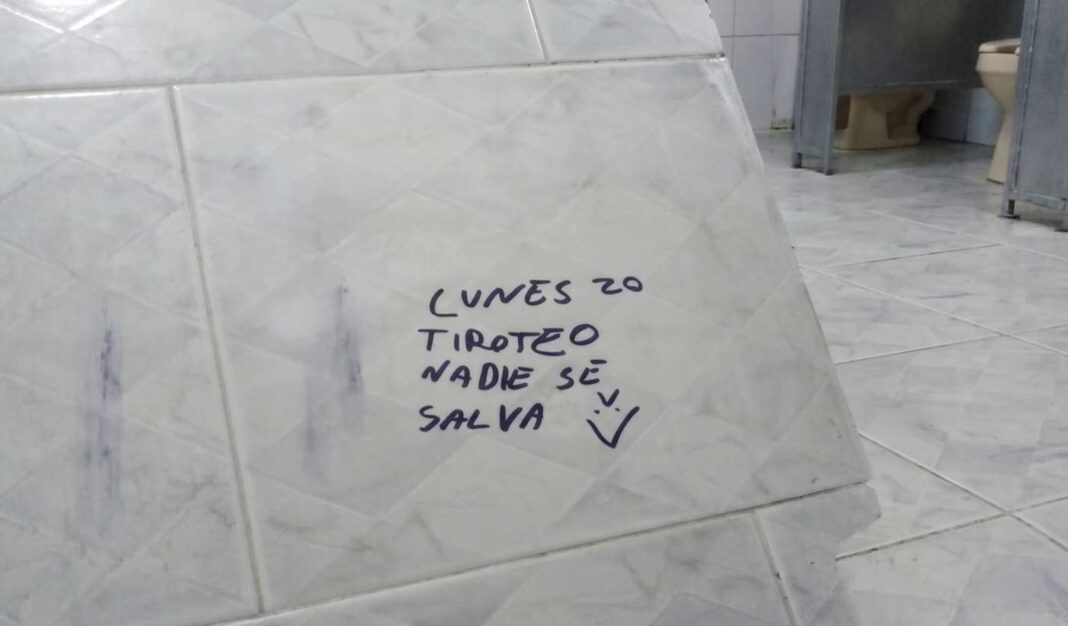 Fachada de una escuela en La Pampa con símbolo de seguridad