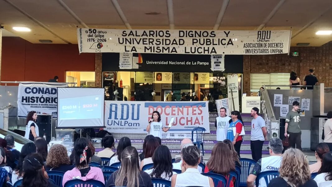 Rectores de universidades públicas reunidos en asamblea