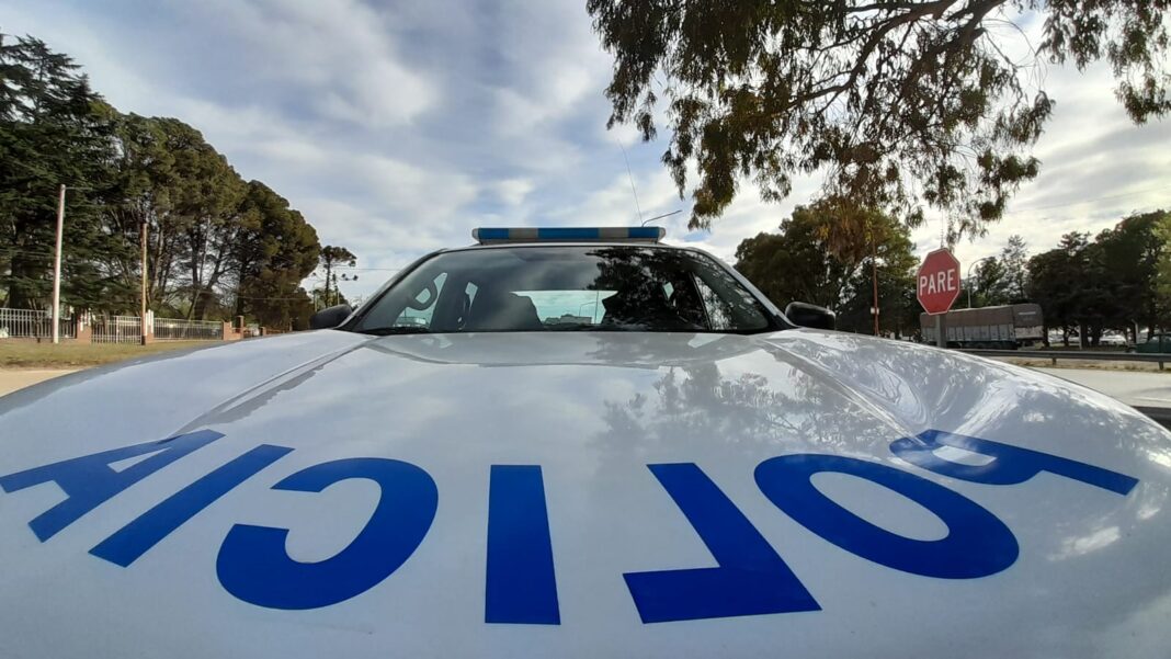 Ilustración genérica de una calle urbana de noche, representando una escena de intervención policial.